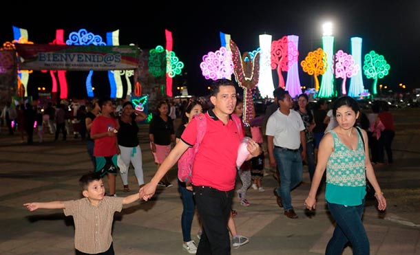 Familias aprovechan la Feria del Comercio Navideño en la Plaza la Fe