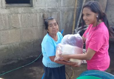 Protagonistas del programa Todos con Voz, reciben paquetes alimenticios en Nindirí