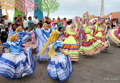 Familias disfrutan ambiente navideño en Avenida Bolívar