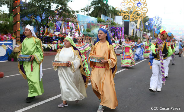 Familias disfrutan ambiente navideño en Avenida Bolívar