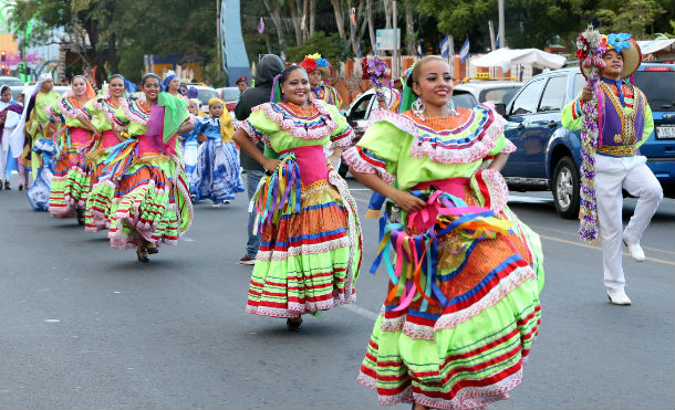 Familias disfrutan ambiente navideño en Avenida Bolívar