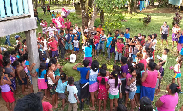 Una Navidad con piñatas para niños y niñas en todo el país