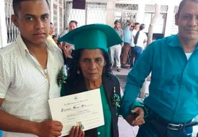 Abuelita nicaragüense se bachillera a sus 70 años en Sébaco