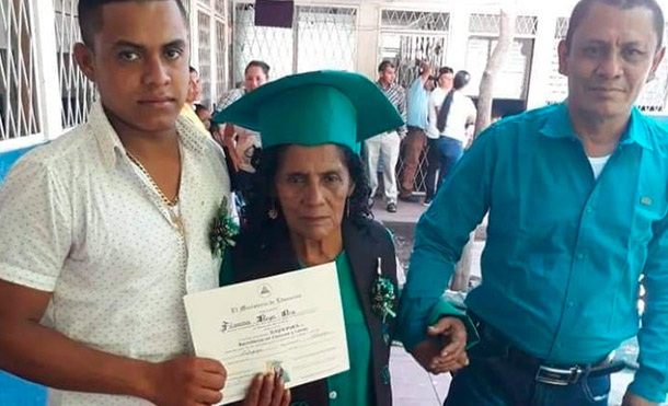 Abuelita nicaragüense se bachillera a sus 70 años en Sébaco