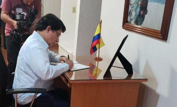 Canciller de Nicaragua firma libro de condolencias por fallecimiento del expresidente de Colombia Belisario Betancur