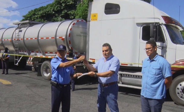 Policía entrega a Enacal cisterna ocupada al crimen organizado