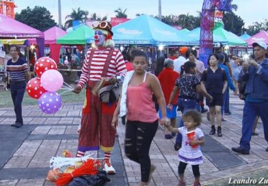 Plaza llena en la Feria del Comercio Navideño