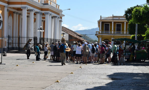 Turistas recorren atractivos turísticos de la ciudad de Granada