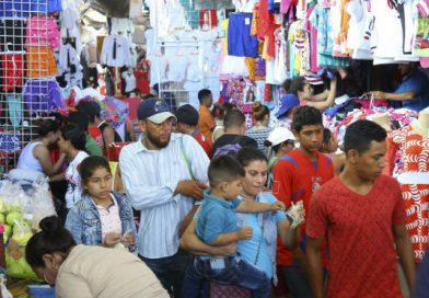 Miles de comerciantes inician el festival de descuentos de navidad y fin de año