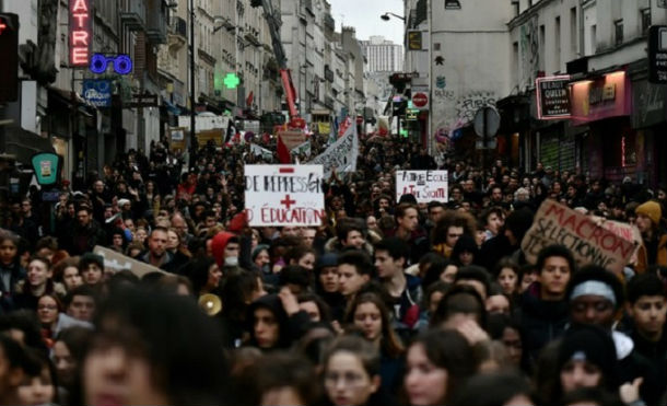 "Como si fuera un fusilamiento": Video con estudiantes menores de rodillas desata la indignación en Francia