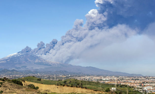 Erupciona volcán del monte Etna en Italia