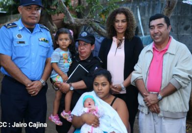 Comandante Daniel y Compañera Rosario envían obsequios a hija de oficial de la Policía Nacional asesinado por golpistas
