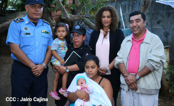Comandante Daniel y Compañera Rosario envían obsequios a hija de oficial de la Policía Nacional asesinado por golpistas