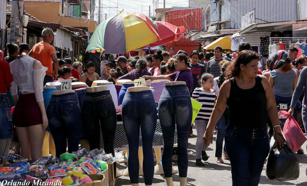 Mercado Oriental atestado de compradores este 31 de diciembre