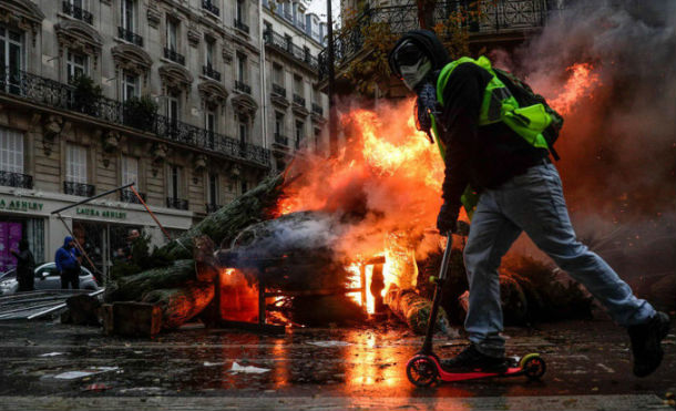 Protestas en Francia: hay más de 400 detenidos y confirmaron una muerte por un accidente vinculado a los "chalecos amarillos"