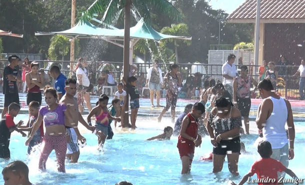 Turistas y locales disfrutan chapuzón navideño en Managua