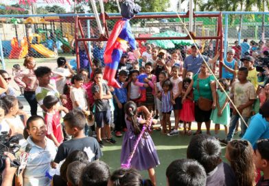 Mimados celebran al Niño Dios con piñatas en parques de Managua