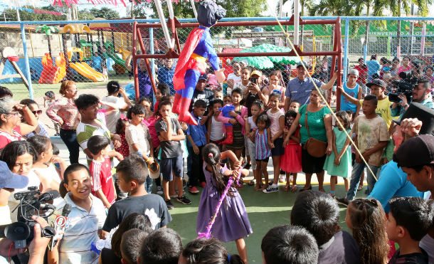 Mimados celebran al Niño Dios con piñatas en parques de Managua