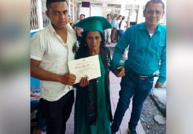 Compañera Rosario Murillo saluda a la compañera Filomena Reyes