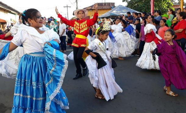 Familias nicaragüenses reciben el 2019 con carnavales, celebrando la alegría de vivir en paz
