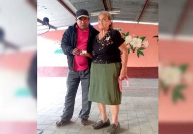 Autoridades sandinistas hacen entrega de carnet de militancia en Nindirí