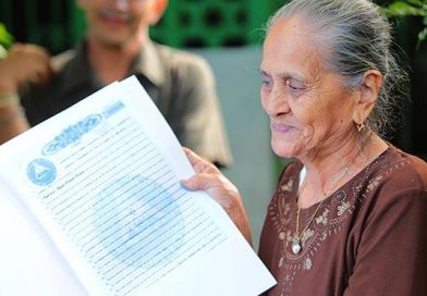 Tiene 83 años y hoy cumplió su sueño de tener un título de propiedad