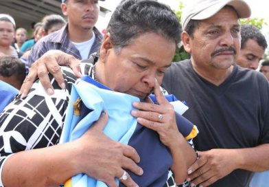 "Nosotros queremos paz y que haya justicia", dice madre de Policía asesinado