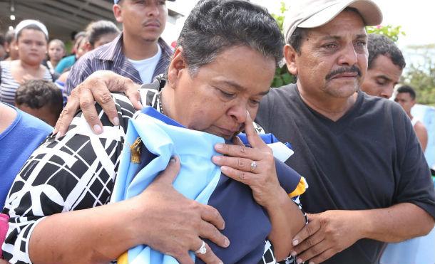 "Nosotros queremos paz y que haya justicia", dice madre de Policía asesinado