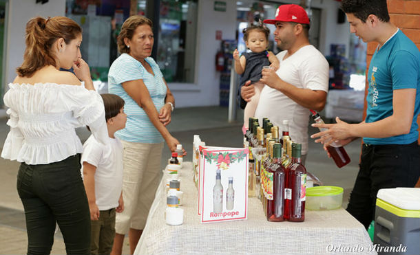 Economía creativa y emprendedora en Feria de los Santos Reyes Magos en Multicentro Las Brisas