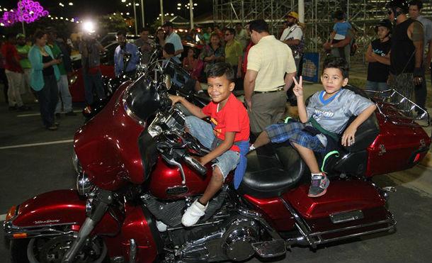 Increíble exhibición de Harley Davidson, autos modificados y motos Ninja en la capital