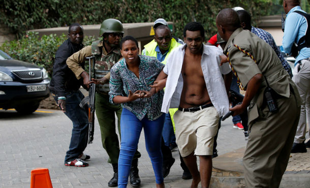 La agencia Reuters informa que un hombre salió del edificio cubierto de sangre mientras los estudiantes estaban siendo evacuados de un centro universitario cercano.