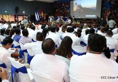 Médicos nicaragüenses graduados en Cuba sostienen encuentro con presidente del ICAP