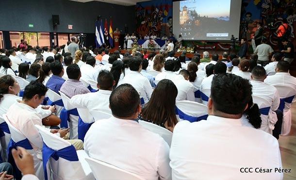 Médicos nicaragüenses graduados en Cuba sostienen encuentro con presidente del ICAP