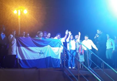 La bandera de Nicaragua fue sostenida por las autoridades locales y ungida por la iglesia evangélica, como parte de la protección espiritual a Nicaragua.