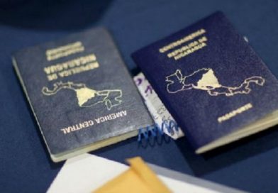 Los pasaportes actuales se pueden ver algunas de sus medidas de seguridad con una lupa o lámparas ultravioleta y resaltan por sus diseños originales con imágenes como el “Macho ratón”