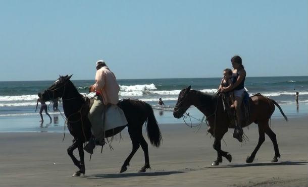 Capitalinos disfrutaron este fin de semana de la belleza de las playas de Pochomil