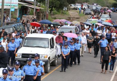 Los cuatro féretros, tras el homenaje póstumo, salieron de la delegación policial para dirigirse al cementerio municipal.