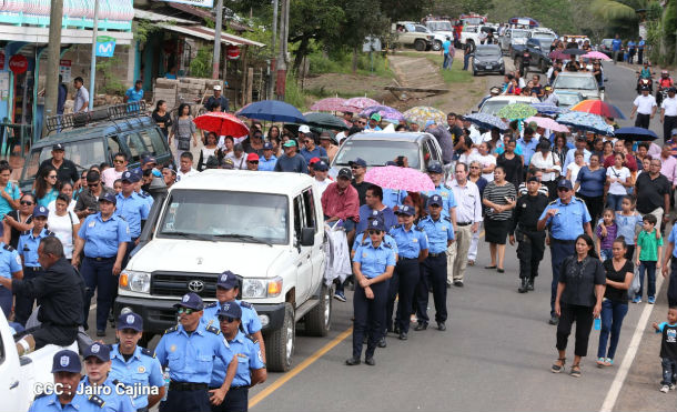 Los cuatro féretros, tras el homenaje póstumo, salieron de la delegación policial para dirigirse al cementerio municipal. 