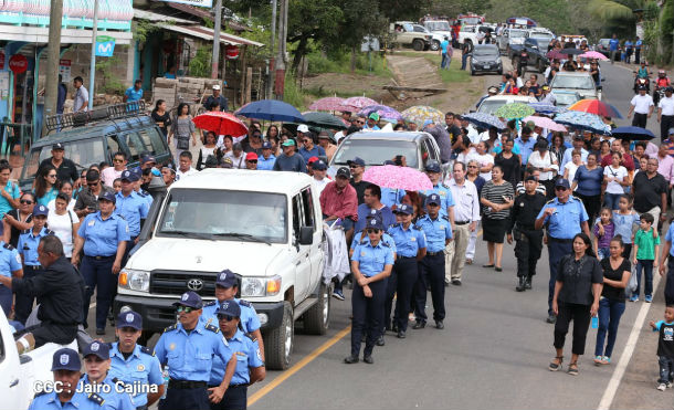 Los cuatro féretros, tras el homenaje póstumo, salieron de la delegación policial para dirigirse al cementerio municipal.