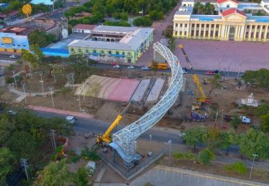 La Alcaldía de Managua instala el gigantesco y moderno puente peatonal que unirá la Plaza 22 de Agosto con el Parque Luis Alfonso Velásquez Flores.