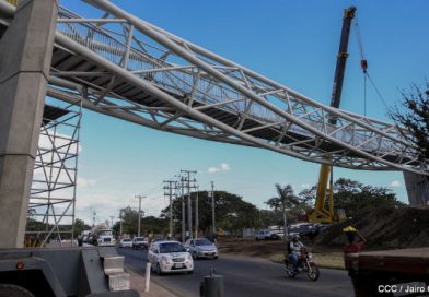Así avanza la instalación del puente peatonal en Managua