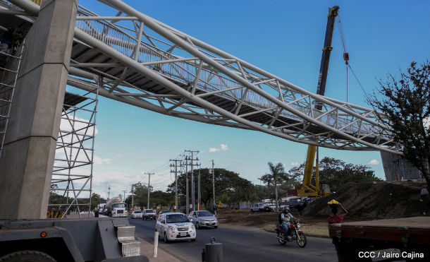 Así avanza la instalación del puente peatonal en Managua