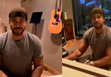 (+Video) Romeo Santos quiso mostrar su talento con el piano y todo salió mal