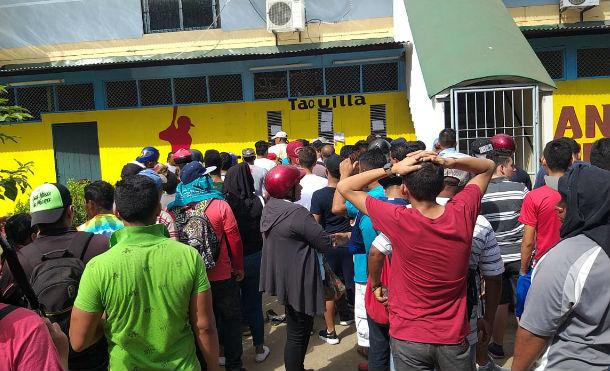 Fanáticos de Los Leones adquieren sus boletos un día antes del juego contra Los Tigres de Chinandega
