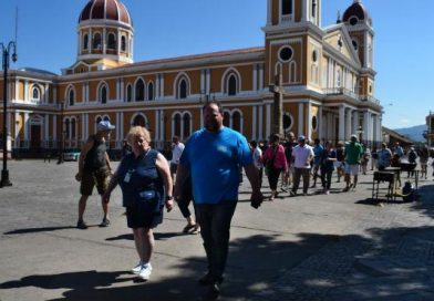 Turistas continúan visitando la ciudad de Granada