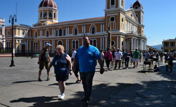 Turistas continúan visitando la ciudad de Granada