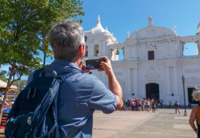 mpresionados por el hermoso centro histórico de la ciudad, los cruceritas tomaron fotografías.