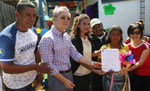 Martha Irene Pulido recibe su vivienda digna en Año Nuevo