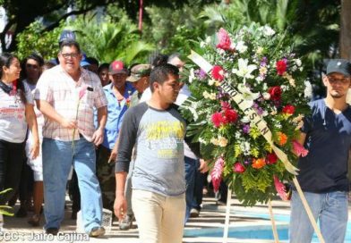 Universitarios y familias capitalinas rinden tributo al coronel Santos López
