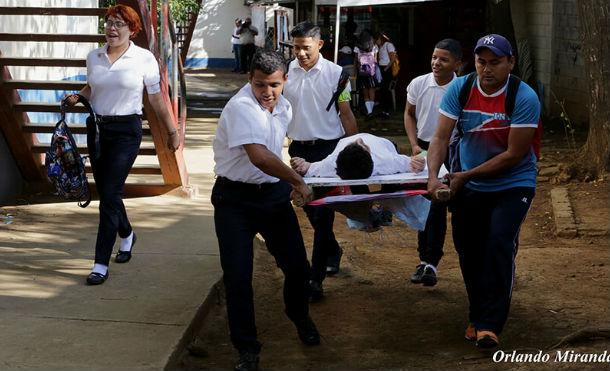 Estudiantes participan en el primer ejercicio de protección y salvaguarda de la vida